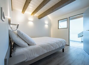 4 bedrooms, travel crib, bed sheets