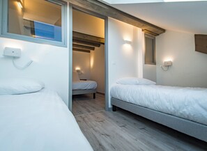 4 bedrooms, travel crib, bed sheets