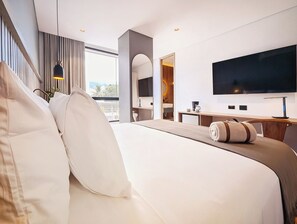 Doppia Deluxe, vista città | Minibar, una cassaforte in camera, con stile personalizzato