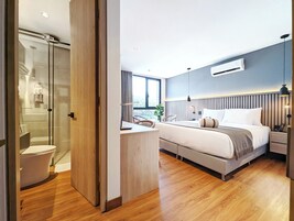 Minibar, caja de seguridad en la habitación y decoración personalizada 