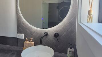 Dusj, håndklær og toalettpapir