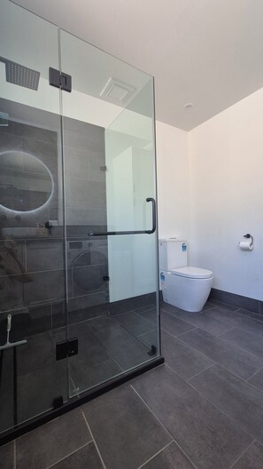 Douche, serviettes fournies, papier toilette