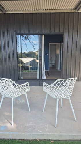 Cozy coastal stay, fur babies welcome, short walk to Main Beach