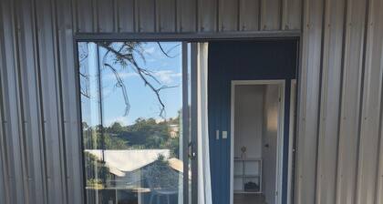 Cozy coastal stay, fur babies welcome, short walk to Main Beach