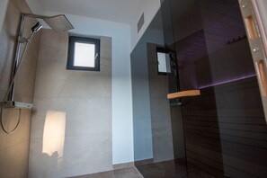 Shower, hair dryer, towels, soap - Villa Lavanda II (Brodarica)
