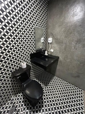 Shower, free toiletries, hair dryer, towels - Suites Santa Noche (San Miguel de Allende)