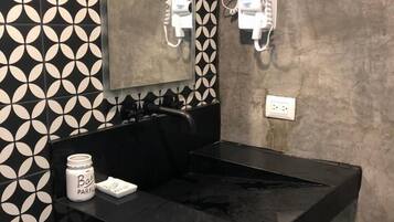 Suite junior, balcón, vista a la ciudad | Baño | Regadera, amenidades de baño gratuitas, secadora de cabello, toallas