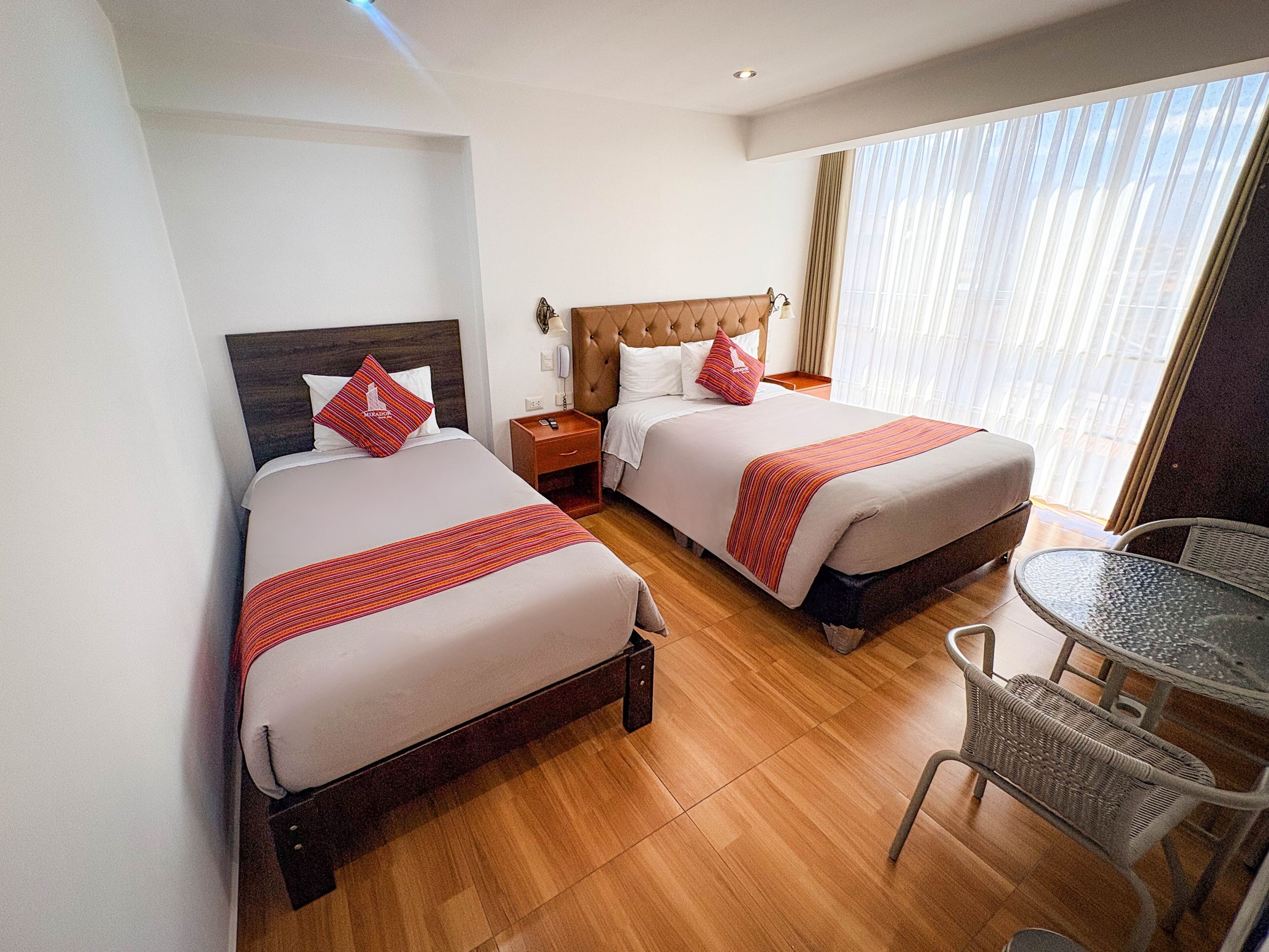 Kolmen hengen comfort-huone | Egyptinpuuvillaiset lakanat, ylelliset vuodevaatteet, untuvapeitot