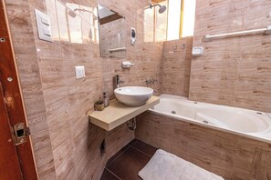 Habitación doble superior, baño privado, vistas a la ciudad | Baño | Ducha, secador de pelo, toallas y jabón