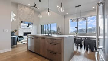Luxury Apartment, Mountain View | Private kitchen