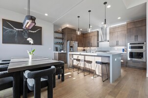Luxury Apartment, Mountain View | Living area