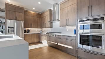 Luxury Apartment, Mountain View | Private kitchen