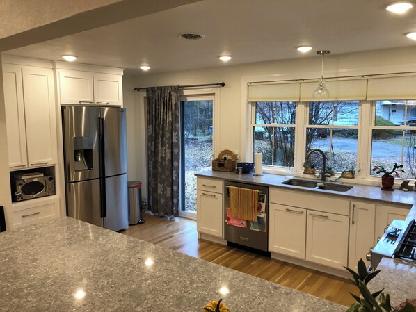 ثلاجة، ميكروويف، فرن، موقد طهي مسطح