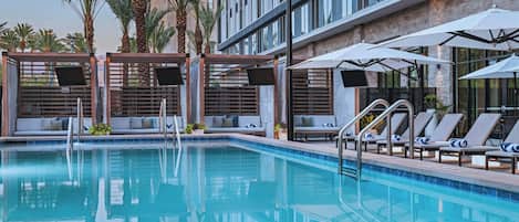 屋外プール、カバナ (有料)、プール パラソル