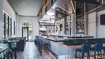 供應早餐、午餐、晚餐;西班牙菜;室外用餐