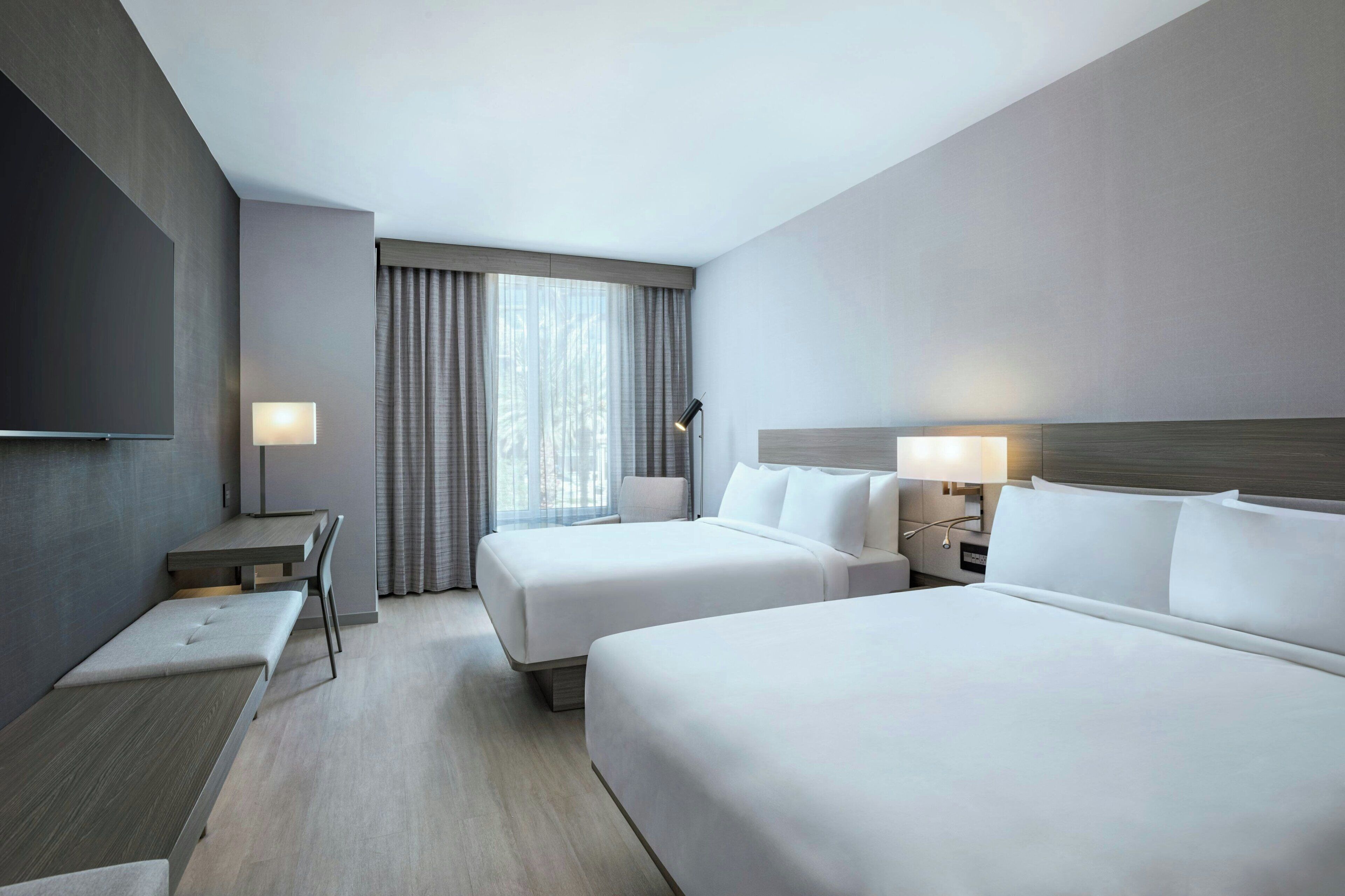 Escritorio, espacio para trabajar con laptop y cortinas blackout 