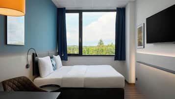 Minibar, espacio para trabajar con laptop y cortinas blackout