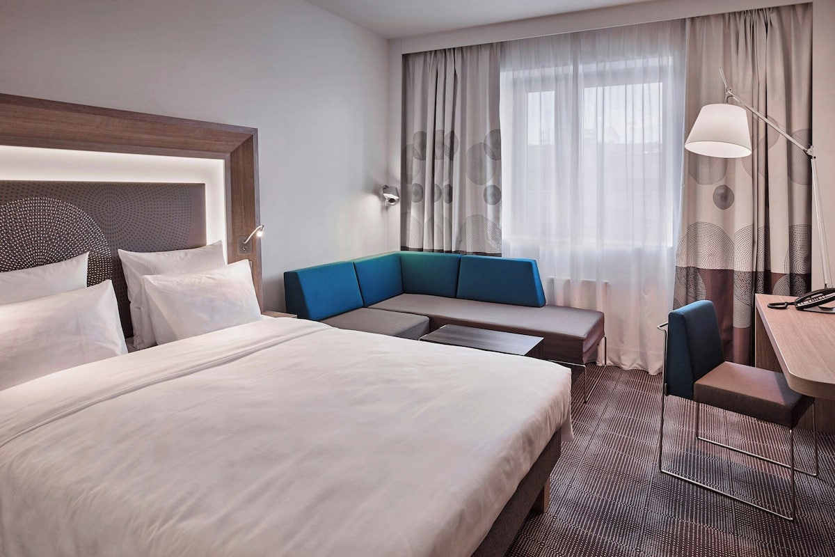 Minibar, espacio para trabajar con laptop y cortinas blackout