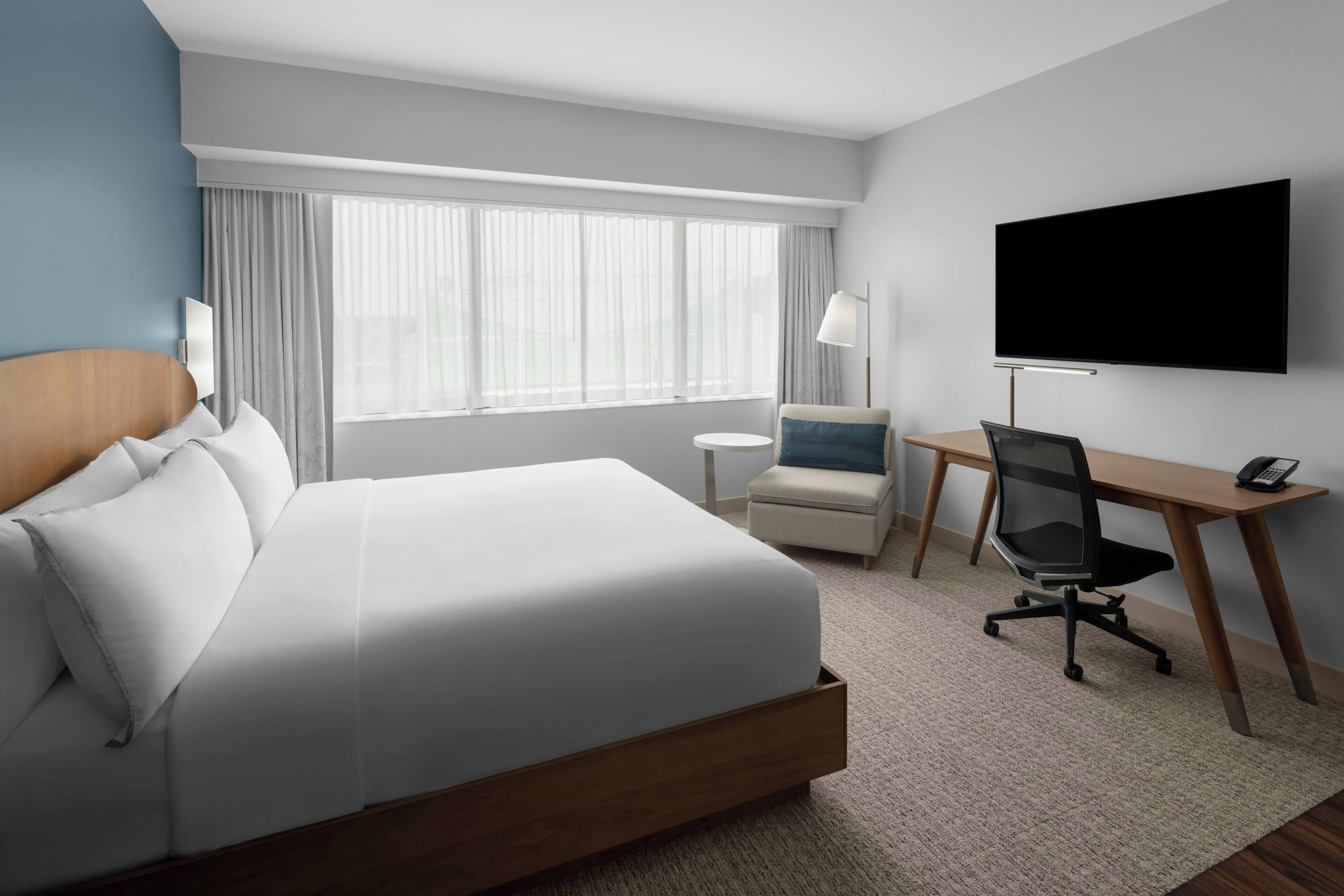 Meja kerja, ruang kerja ramah laptop, dan tempat tidur bayi gratis