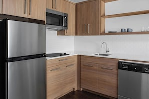 Desk, laptop workspace, free cots/infant beds, free WiFi