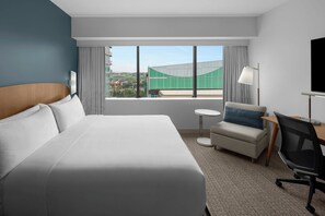 غرفة - سرير ملكي - بمنظر للنهر |  مكتب ومساحة عمل للكمبيوتر المحمول وأسرّة أطفال/رضّع (مجانًا)