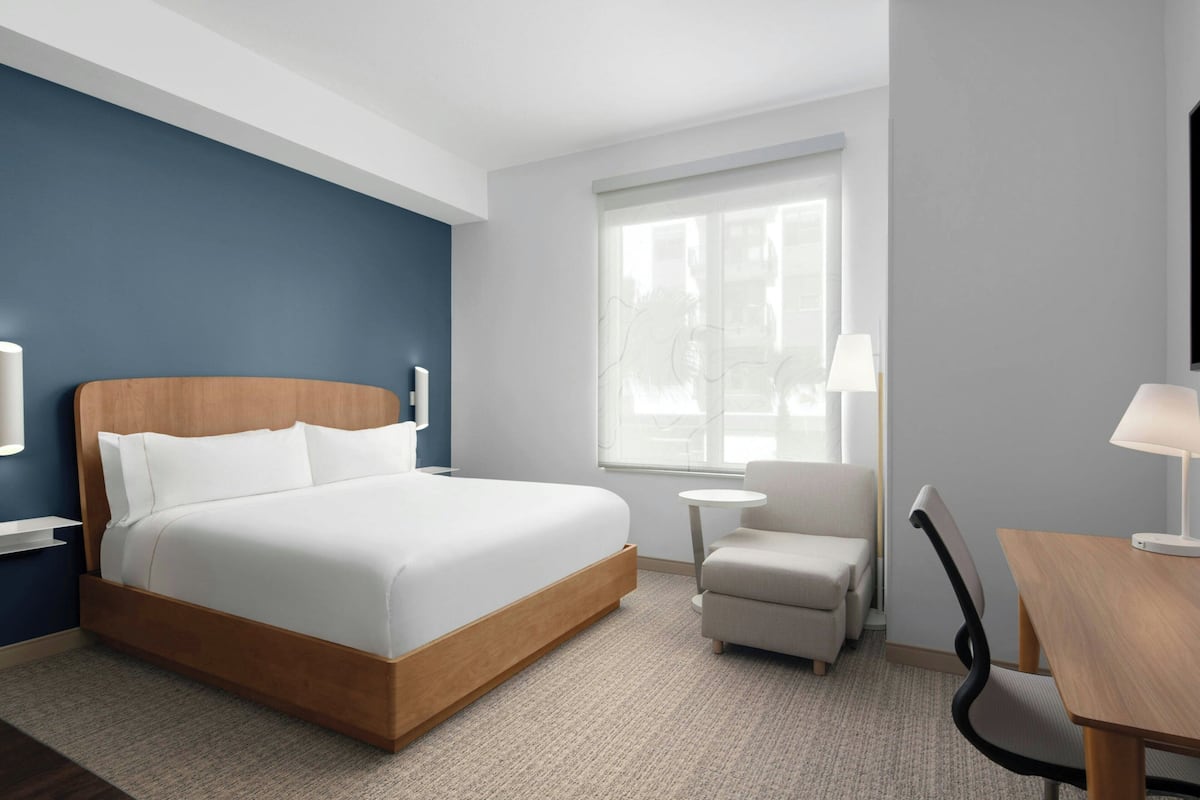 مكتب ومساحة عمل للكمبيوتر المحمول وأسرّة أطفال/رضّع (مجانًا)