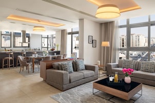 Sistema de insonorización y tabla de planchar con plancha