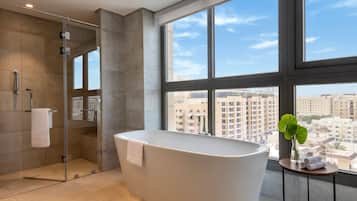 Apartment, 3 Bedrooms, Balcony, City View | Kalis bunyi, seterika/papan seterika, katil lipat simpan/tambahan