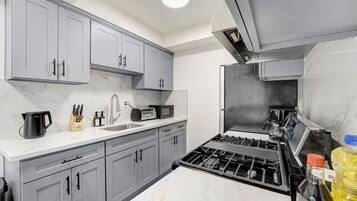 Frigorífic, microones, forn i placa de cuina