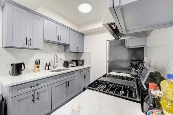 Frigorífico, microondas, horno y placa de cocina