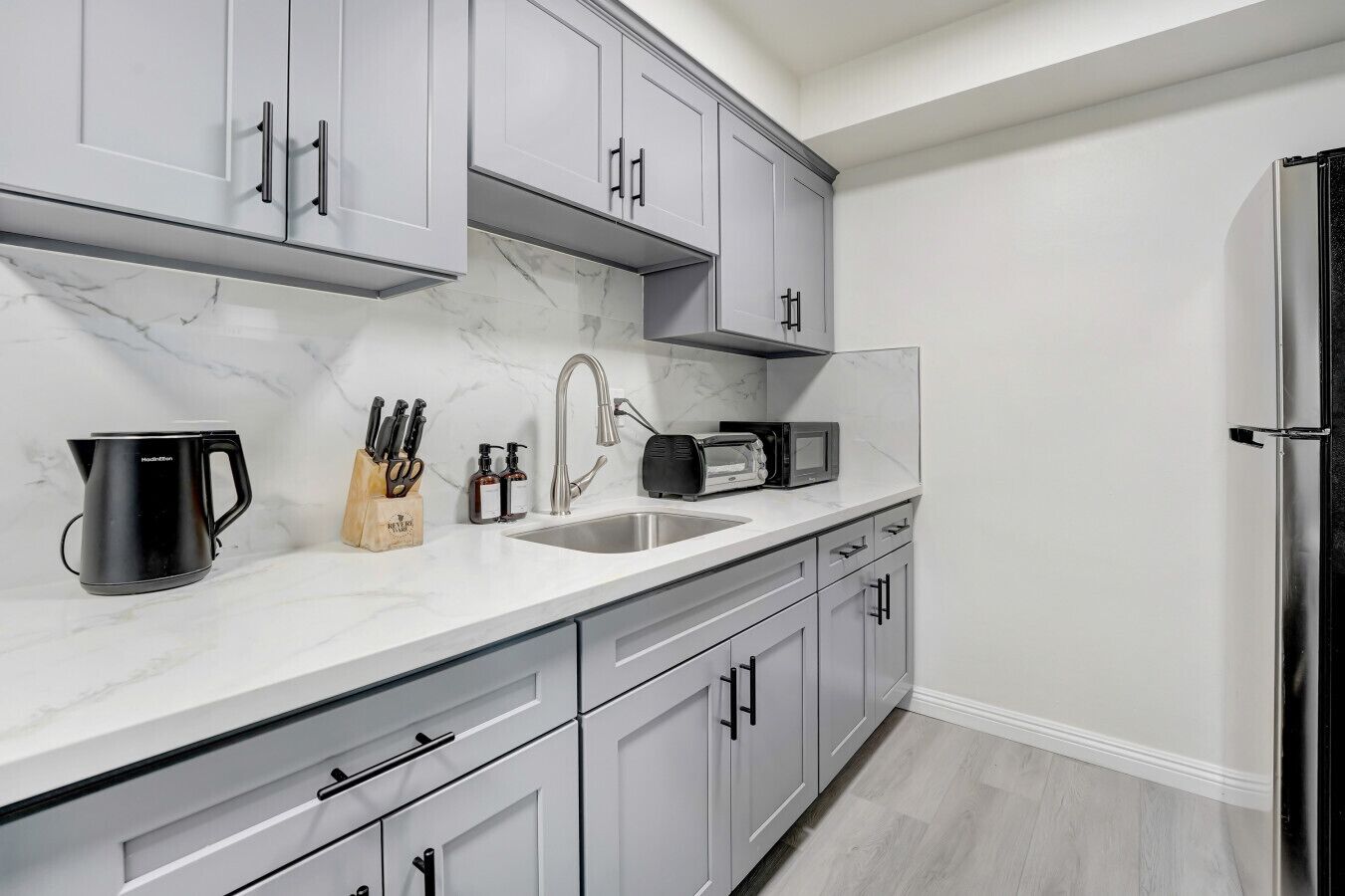 Køleskab, mikrobølgeovn, ovn, kogeplade