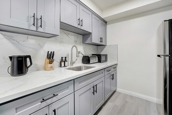 Een koelkast, een magnetron, een oven, een kookplaat