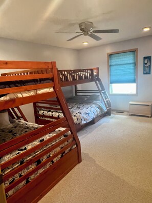 3 bedrooms, iron/ironing board, WiFi, bed sheets