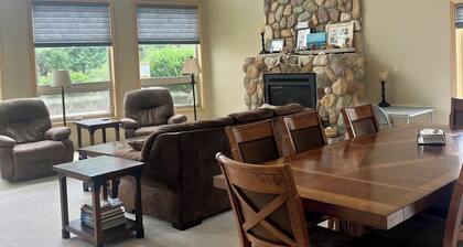 Charming 3-bedroom cottage in Onekama, town between two lakes