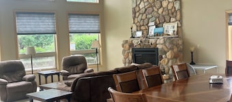 Charming 3-bedroom cottage in Onekama, town between two lakes