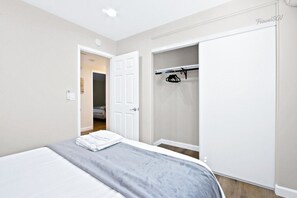 3 室のベッドルーム、アイロン / アイロン台、WiFi (無料)、ベッドシーツ