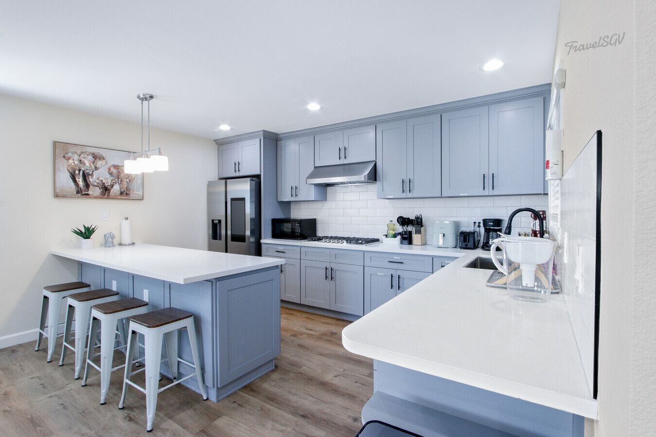 Kjøleskap, mikrobølgeovn, kokeplater og oppvaskmaskin