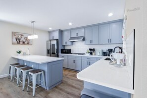 Réfrigérateur, micro-ondes, plaque de cuisson, lave-vaisselle