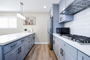 冷蔵庫、電子レンジ、コンロ、食器洗い機