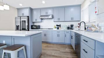 Fridge, microwave, stovetop, dishwasher