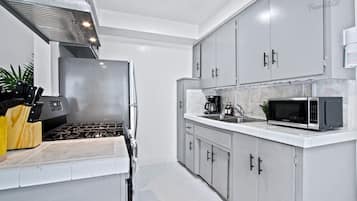 Frigorífic, microones, forn i placa de cuina