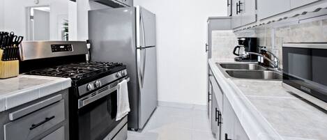 Refrigerador, microondas, horno y parrilla de estufa