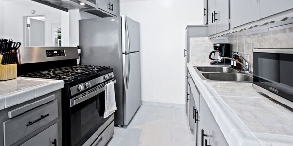 Frigorífico, microondas, horno y placa de cocina