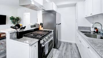 Frigorífic, microones, forn i placa de cuina