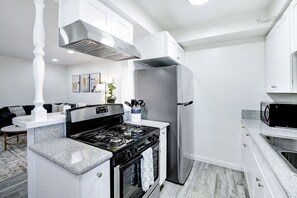 Frigorífico, microondas, horno y placa de cocina