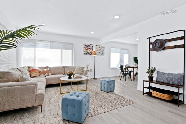 Smart TV, books - Modern 3BR Unit + Parking + Near DTLA #TravelSGV (Alhambra)