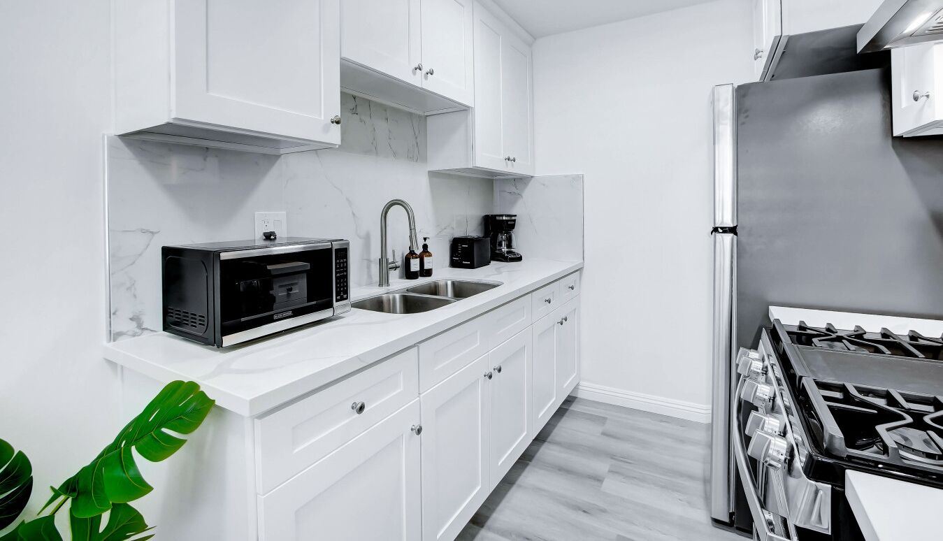 Køleskab, mikrobølgeovn, ovn, kogeplade