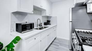 Geladeira, micro-ondas, fogão, cooktop