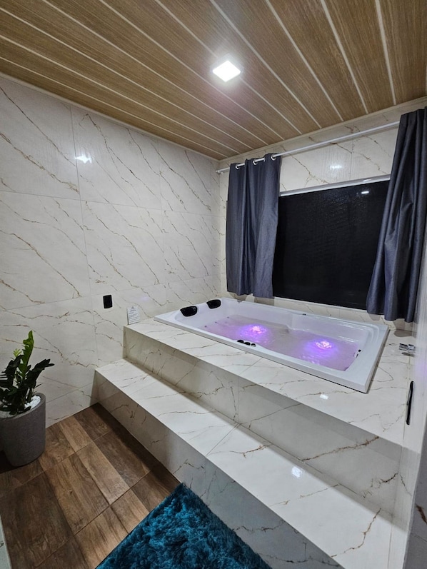 مغطس خاص في السبا