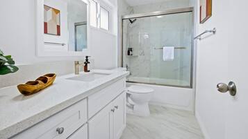 Assecador de cabells, tovalloles, sabó i xampú